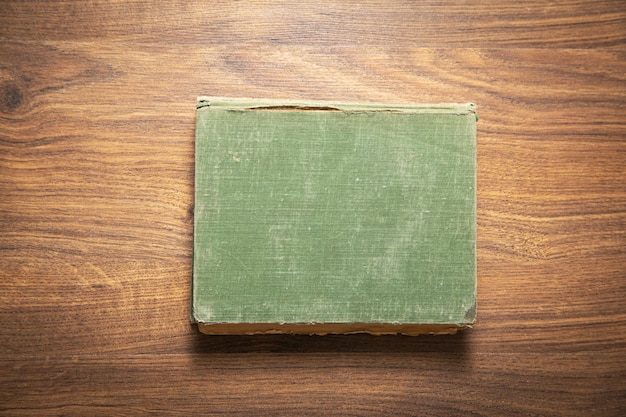 Libro sobre la mesa de madera Educación