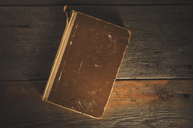 Foto libro sobre una mesa de madera