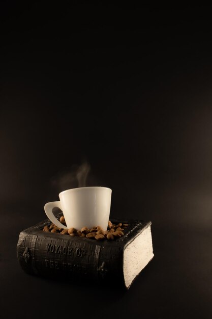 Foto un libro con una taza de café