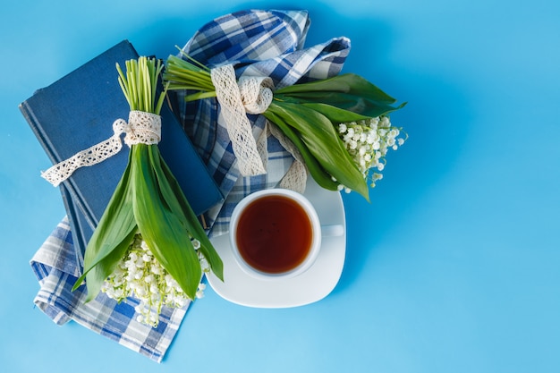 Libro y té en la mesa