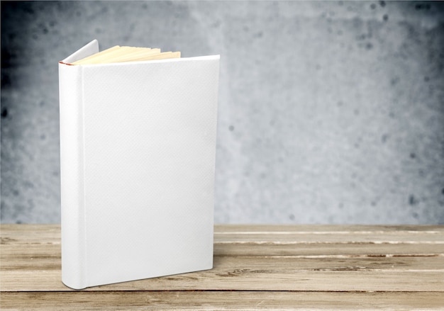 Libro de texto de tablón aislado en el fondo