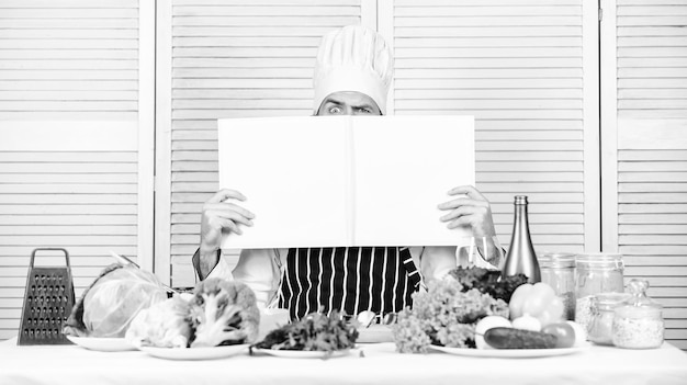 Libro útil para cocinar Iniciar carrera culinaria Guía de cocina definitiva paso a paso Espacio de copia de recetas de libros Hombre chef con sombrero y delantal leer libro Concepto de libro de recetas culinarias Mejorar la habilidad culinaria