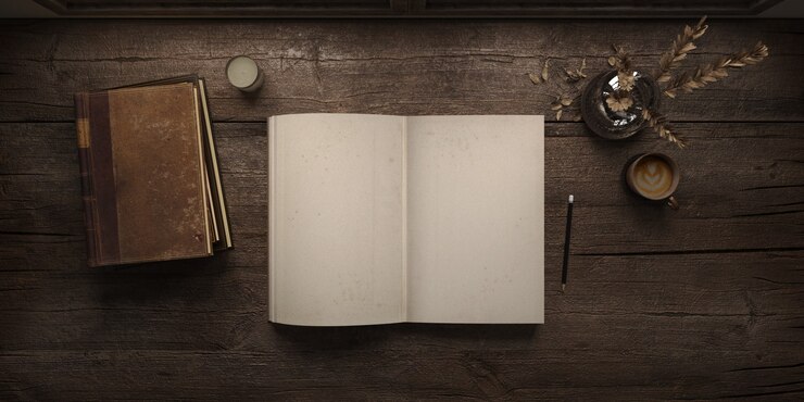 Libro vacío abierto sobre un escritorio de madera en una habitación antigua con libros antiguos