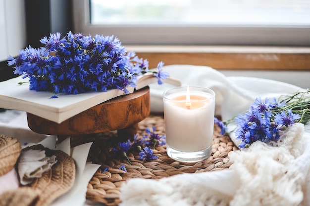 Libro de velas encendidas y foto estética de verano de acianos.