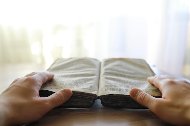 Un libro viejo con páginas amarillentas Libros de segunda mano Para los amantes de la lectura El concepto de educación Adquirir conocimientos De vuelta a la escuela