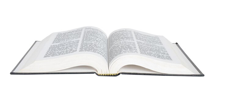 Libros abiertos de la Biblia en la mano en el camino de recorte blanco
