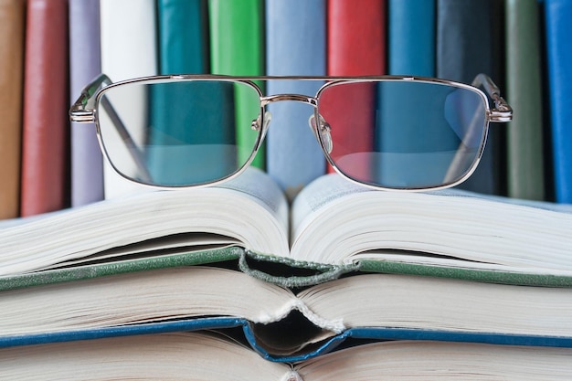 En los libros abiertos se encuentran los conceptos de gafas