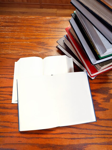 Libros abiertos en la mesa de madera