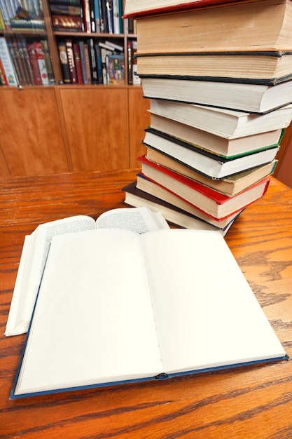 Libros abiertos en la mesa de madera