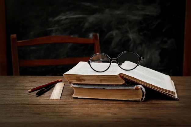 Libros y accesorios escolares en mesa de madera