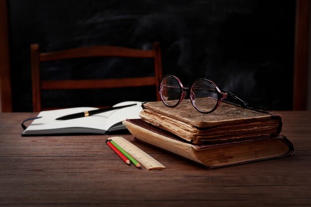 Libros y accesorios escolares en mesa de madera