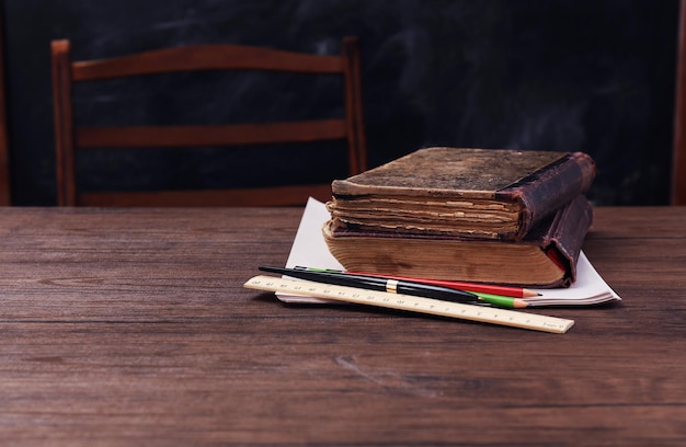 Libros y accesorios escolares en mesa de madera