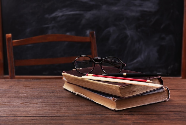 Libros y accesorios escolares en mesa de madera