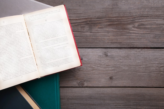 Libros antiguos antiguos en mesa de madera gris