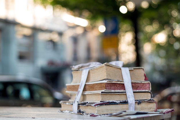 Foto libros antiguos que muestran el envejecimiento de las páginas