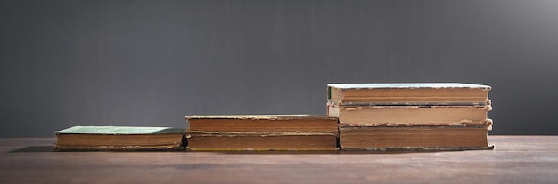 Libros antiguos sobre la mesa de madera Educación