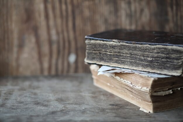 Libros antiguos sobre una mesa de madera y lupa de vidrio