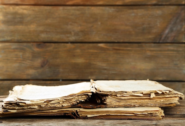 Foto libros antiguos sobre mesa de madera