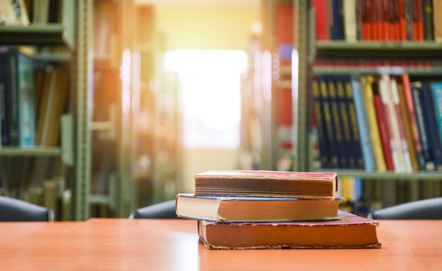 Libros antiguos sobre una mesa de madera