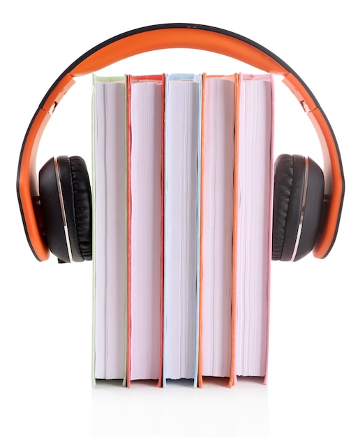 Libros y auriculares como concepto de libros de audio aislado en blanco