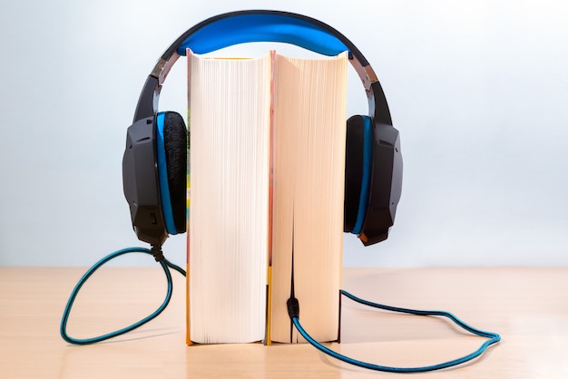 Libros y auriculares modernos