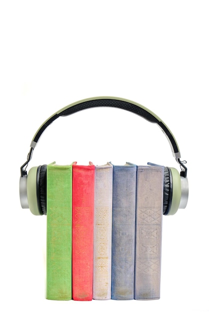 Libros con auriculares sobre un fondo blanco audiolibros para escuchar solo.