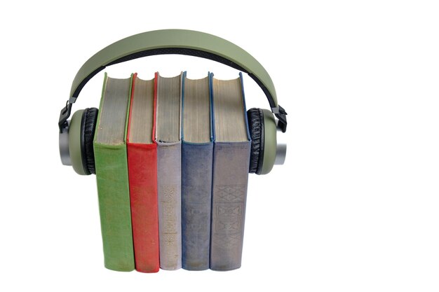 Libros con auriculares sobre un fondo blanco audiolibros para escuchar solo.