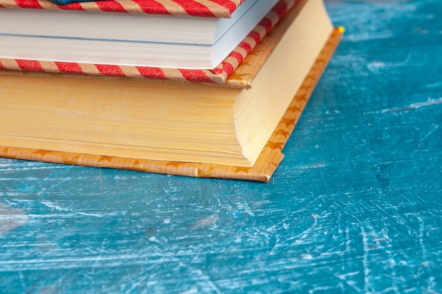 Libros de bolsillo en una mesa