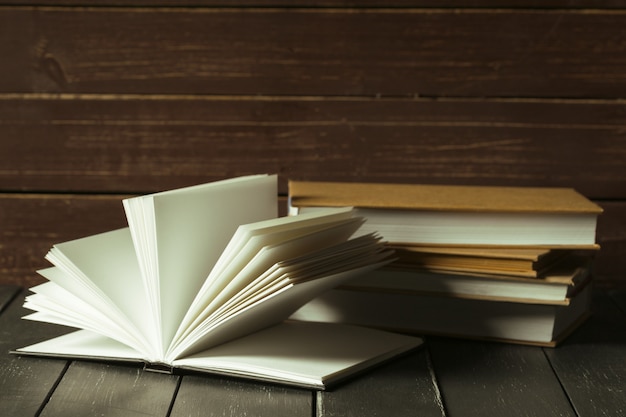 Libros de cerca en la mesa de madera vieja