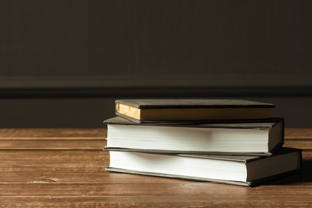 Libros de cerca en la mesa de madera vieja