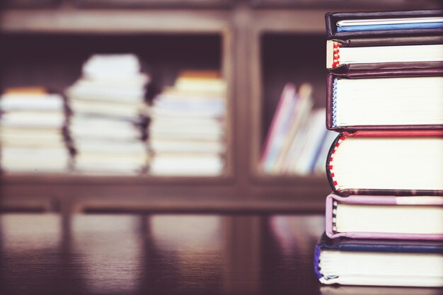 Los libros se colocan en la estantería de una biblioteca.