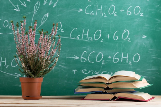 Libros de concepto de educación en el escritorio en el auditorio