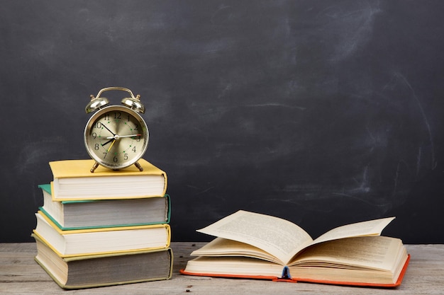 Libros de concepto de educación en el escritorio en el auditorio