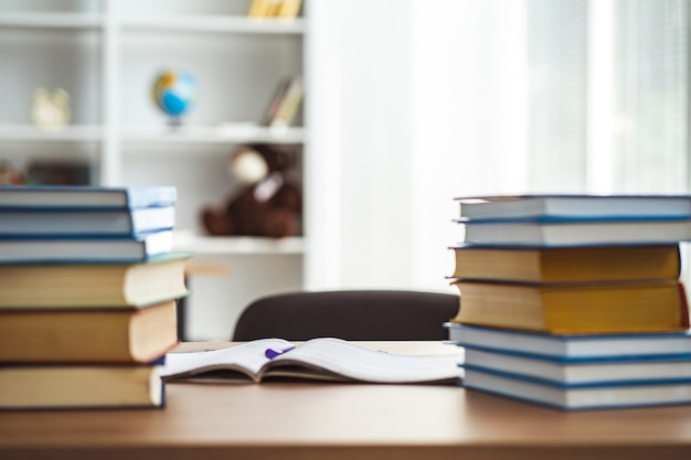 Los libros y un cuaderno en el escritorio.