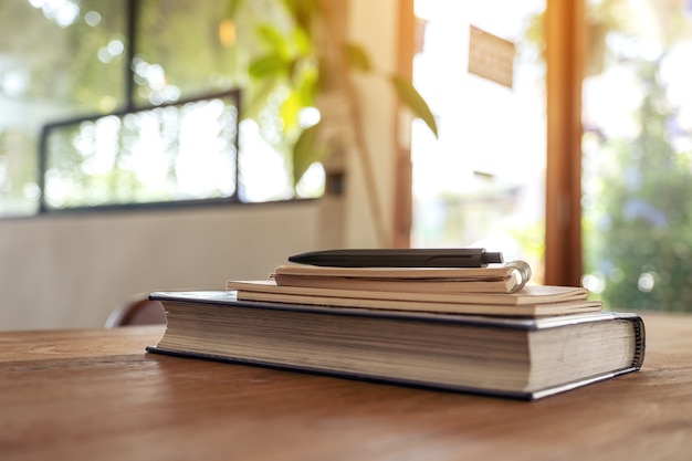 Libros y cuadernos de mesa de madera