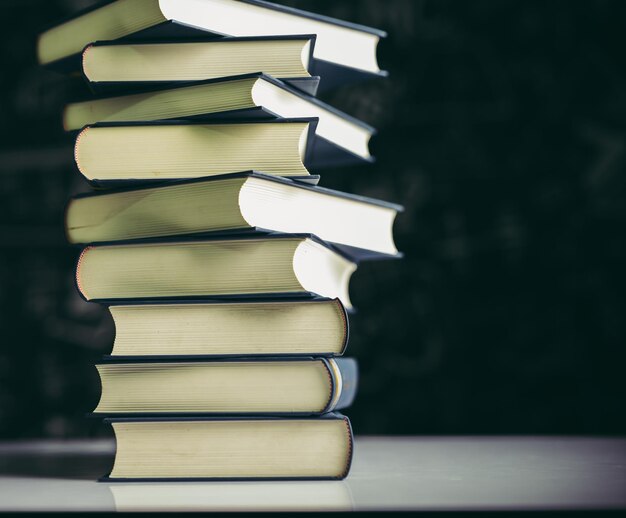 Foto los libros están colocados en una pila de libros en la mesa