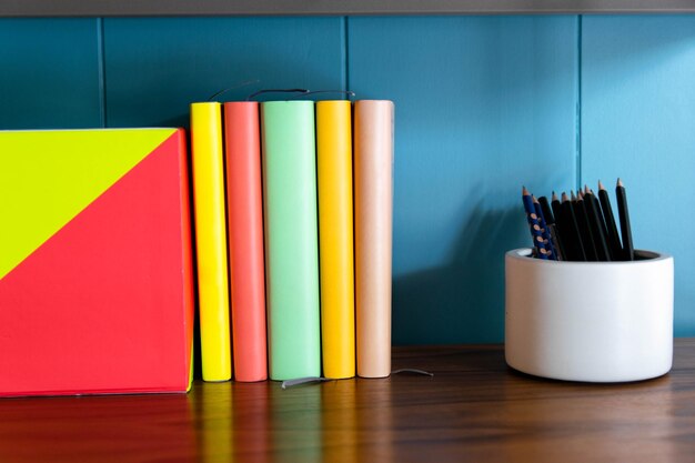 libros en el estante de la biblioteca