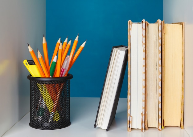 Libros en un estante de madera en casa u oficina