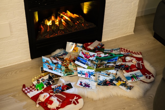 Foto libros de fotos se encuentran cerca de la chimenea en navidad