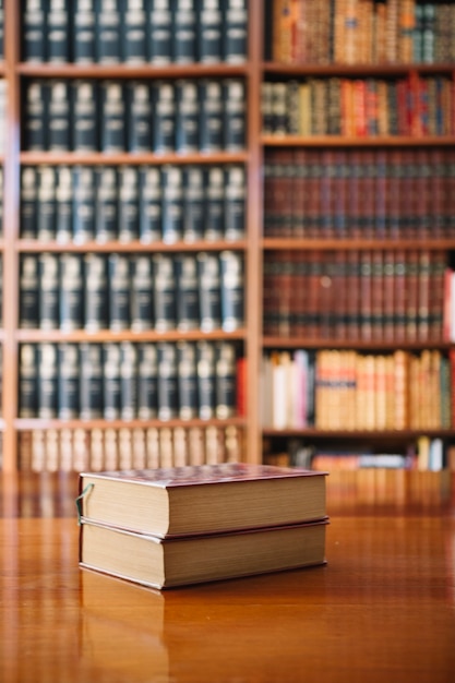 Foto libros gruesos en la mesa de la biblioteca