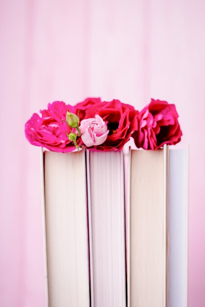 Libros y hermosa flor de eustoma rosa