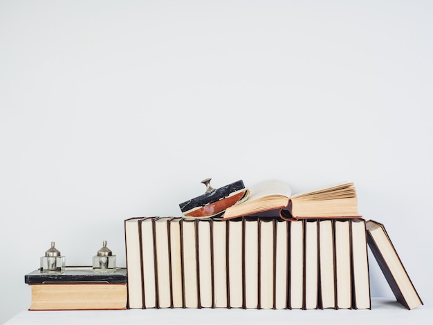 Libros hermosos del vintage con páginas amarillas en una tabla blanca