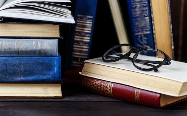 Foto libros de interior. biblioteca casera. el conocimiento es poder