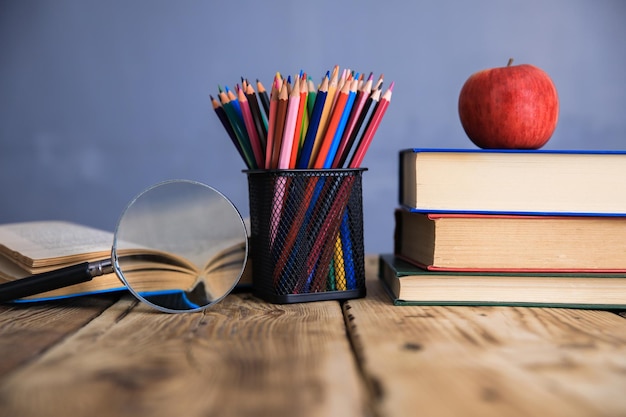 Libros con lápices en la mesa