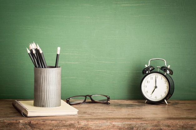 Libros y lápiz en la mesa de madera, fuentes de regreso a la escuela, educación del concepto