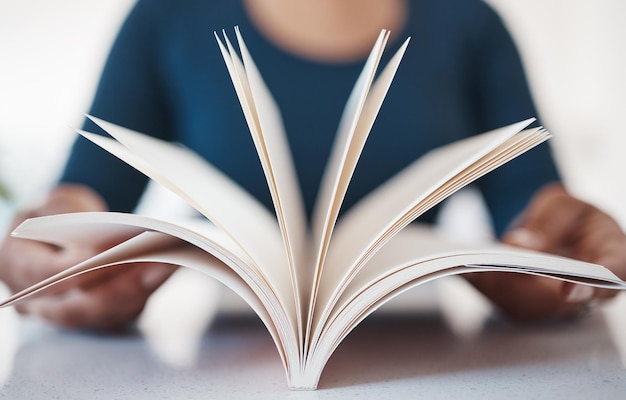 Foto libros leyendo y estudiando con un libro en manos de una estudiante que estudia para exámenes universitarios o universitarios educación de portátiles y becas con una alumna aprendiendo para una prueba o examen