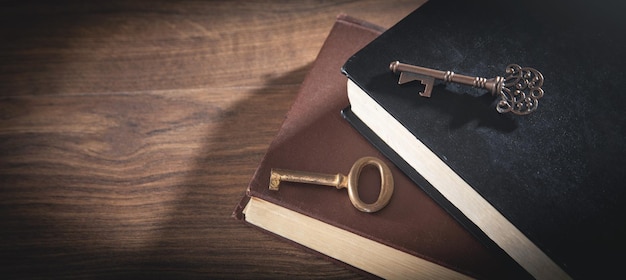 Libros y llaves viejas en la mesa de madera.