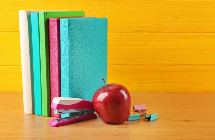 Foto libros y manzanas sobre fondo de madera