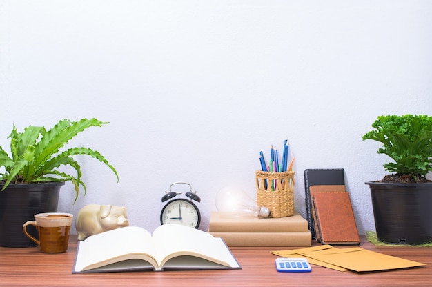 Los libros y el material de oficina están en el escritorio de la oficina.