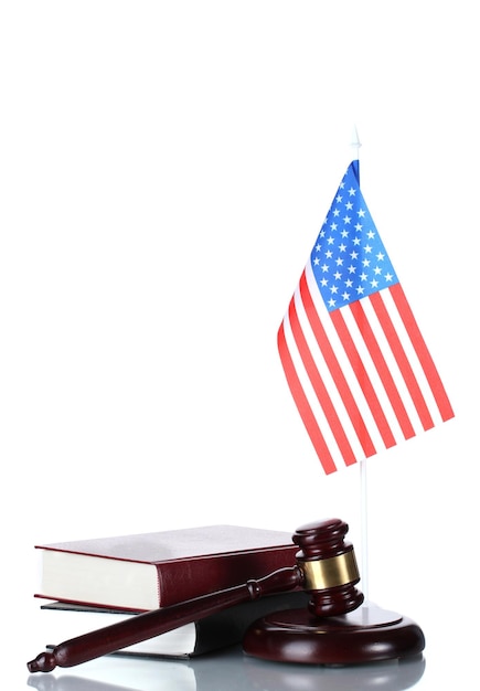 Libros de mazo de juez y bandera americana aislados en blanco